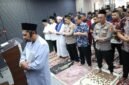 Kadivhumas Polri Irjen Pol Sandi Nugroho bersama jajaran mengikuti shalat gaib di Masjid Divhumas Mabes Polri, Jumat (29/8/2025), untuk mendoakan almarhum Afan Kurniawan, driver ojol yang tewas tertabrak rantis Brimob. (Dok-Polri)