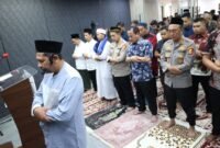 Kadivhumas Polri Irjen Pol Sandi Nugroho bersama jajaran mengikuti shalat gaib di Masjid Divhumas Mabes Polri, Jumat (29/8/2025), untuk mendoakan almarhum Afan Kurniawan, driver ojol yang tewas tertabrak rantis Brimob. (Dok-Polri)