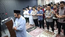 Kadivhumas Polri Irjen Pol Sandi Nugroho bersama jajaran mengikuti shalat gaib di Masjid Divhumas Mabes Polri, Jumat (29/8/2025), untuk mendoakan almarhum Afan Kurniawan, driver ojol yang tewas tertabrak rantis Brimob. (Dok-Polri)