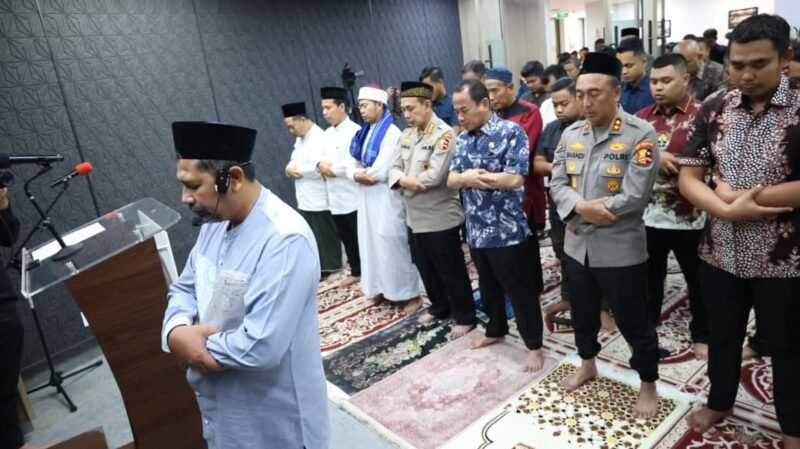 Kadivhumas Polri Irjen Pol Sandi Nugroho bersama jajaran mengikuti shalat gaib di Masjid Divhumas Mabes Polri, Jumat (29/8/2025), untuk mendoakan almarhum Afan Kurniawan, driver ojol yang tewas tertabrak rantis Brimob. (Dok-Polri)
