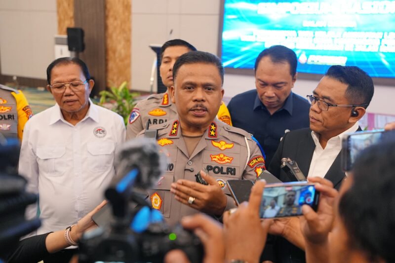 Kakorlantas Polri Irjen Agus Suryonugroho saat menjelaskan penurunan angka kecelakaan lalu lintas di Bundaran HI, Jakarta Pusat, Minggu (24/8/2025). (Dok-Polri)