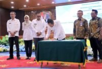 Gubernur Kaltim Rudy Mas’ud menandatangani kerja sama Program Gratispol Biaya Administrasi Perumahan untuk masyarakat berpenghasilan rendah. (Dok-Humas Pemprov Kaltim)