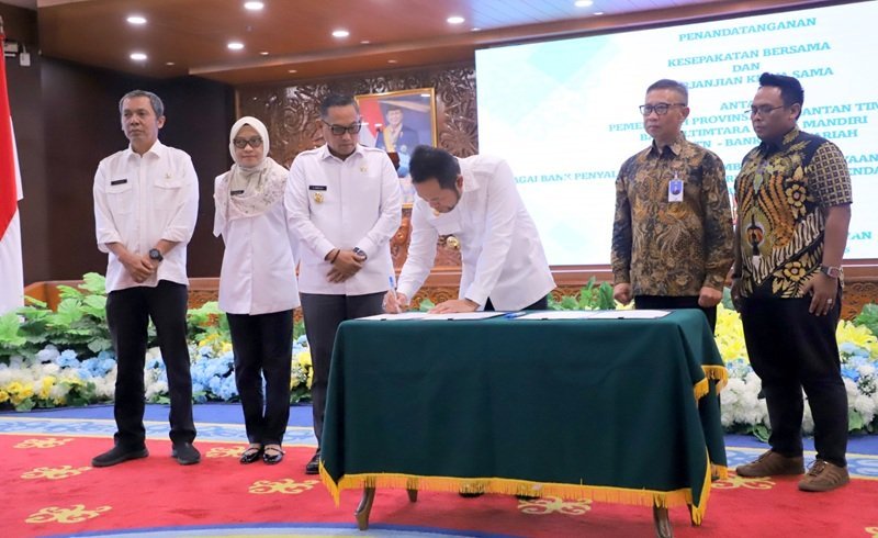 Gubernur Kaltim Rudy Mas’ud menandatangani kerja sama Program Gratispol Biaya Administrasi Perumahan untuk masyarakat berpenghasilan rendah. (Dok-Humas Pemprov Kaltim)
