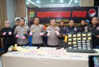 Kapolres Metro Jakarta Utara, Kombes Erick Frendiz menunjukkan barang bukti ekstasi