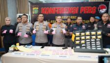 Kapolres Metro Jakarta Utara, Kombes Erick Frendiz menunjukkan barang bukti ekstasi