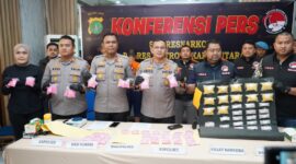Kapolres Metro Jakarta Utara, Kombes Erick Frendiz menunjukkan barang bukti ekstasi