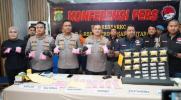 Kapolres Metro Jakarta Utara, Kombes Erick Frendiz menunjukkan barang bukti ekstasi
