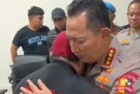 Kapolri Jenderal Listyo Sigit Prabowo memeluk ayah korban driver ojol di RSCM, Jakarta, Kamis (28/8/2025). (Dok-Polri)