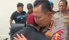 Kapolri Jenderal Listyo Sigit Prabowo memeluk ayah korban driver ojol di RSCM, Jakarta, Kamis (28/8/2025). (Dok-Polri)