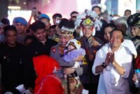 Kapolri Jenderal Listyo Sigit Prabowo menyapa warga saat meninjau perayaan HUT RI ke-80 di Bundaran HI, Jakarta, Minggu (17/8/2025). (Dok-Polri)