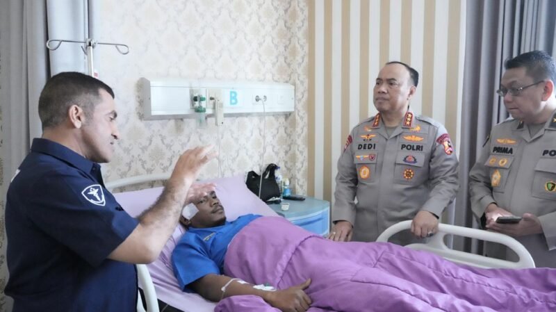 Wakapolri Komjen Pol Dedi Prasetyo meninjau pasien korban demonstrasi DPR/MPR di RS Bhayangkara, memastikan perawatan medis berjalan optimal. (Dok-Polri)