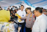 Kapolri Listyo Sigit Prabowo bersama Menteri Dalam Negeri Tito Karnavian dan Dirut Bulog Mayjen TNI Ahmad Rizal Ramdhani meninjau distribusi Gerakan Pangan Murah di Kelapa Gading, Jakarta Utara, Kamis (14/8/2025). (Dok-Polri)