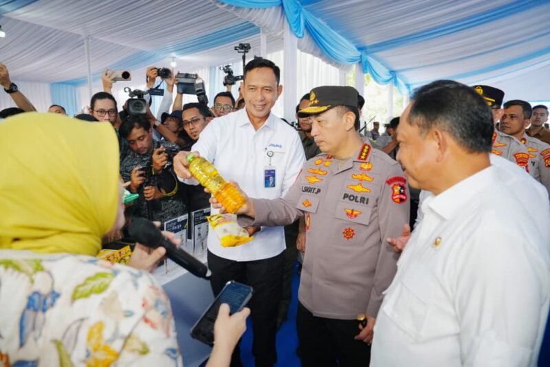 Kapolri Listyo Sigit Prabowo bersama Menteri Dalam Negeri Tito Karnavian dan Dirut Bulog Mayjen TNI Ahmad Rizal Ramdhani meninjau distribusi Gerakan Pangan Murah di Kelapa Gading, Jakarta Utara, Kamis (14/8/2025). (Dok-Polri)