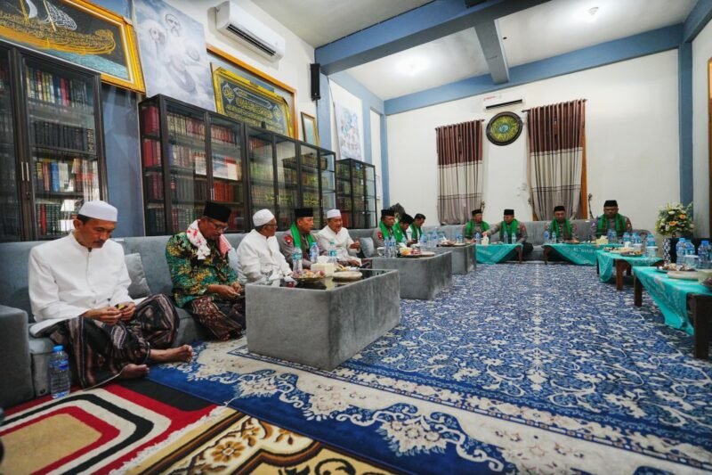 Kapolri Jenderal Listyo Sigit Prabowo didampingi Kakorlantas Irjen Agus Suryonugroho saat bersilaturahmi dengan pengasuh Pondok Pesantren di Jawa Timur, Senin (25/8/2025). (Dok-Polri)