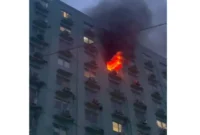 Petugas damkar berjibaku memadamkan kebakaran di Apartemen City Park Lantai 11, Cengkareng, Jakarta Barat, Selasa malam (19/8/2025). (Dok-Istimewa)