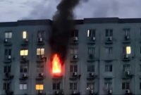 Petugas damkar Jakarta Barat memadamkan api kebakaran apartemen di Jalan Kapuk, Cengkareng, yang diduga akibat kebocoran gas. (Dok-Istimewa)