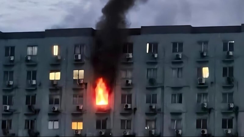 Petugas damkar Jakarta Barat memadamkan api kebakaran apartemen di Jalan Kapuk, Cengkareng, yang diduga akibat kebocoran gas. (Dok-Istimewa)