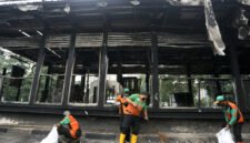 Petugas kebersihan Dinas LH DKI Jakarta membersihkan kawasan epicentrum unjuk rasa dengan road sweeper, truk sampah, dan mobil lintas, Sabtu (30/8/2025). (Kominfo DKI JKT)