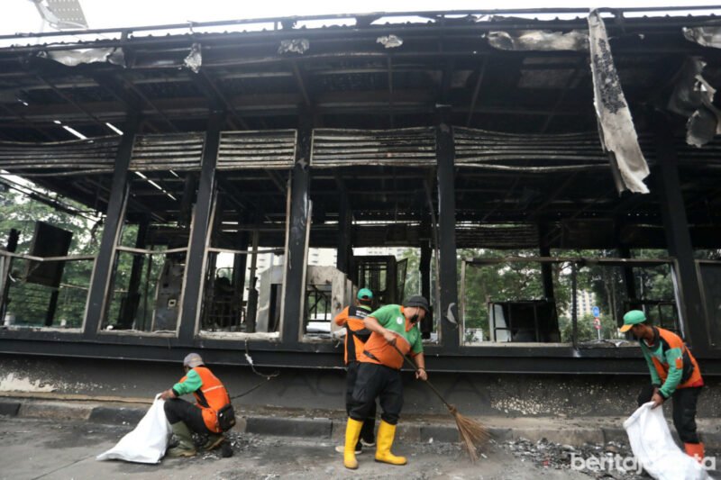 Petugas kebersihan Dinas LH DKI Jakarta membersihkan kawasan epicentrum unjuk rasa dengan road sweeper, truk sampah, dan mobil lintas, Sabtu (30/8/2025). (Kominfo DKI JKT)