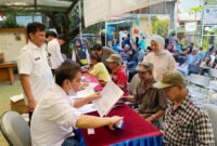 Lurah Cipete Utara, Supriyanto, menyerahkan secara simbolis Kartu Lansia Jakarta (KLJ) 2025 kepada penerima manfaat di halaman Kantor Kelurahan Cipete Utara, Kebayoran Baru, Jakarta Selatan, Rabu (27/8/2025). (Dok-Diskominfo Pemprov DKI KT)