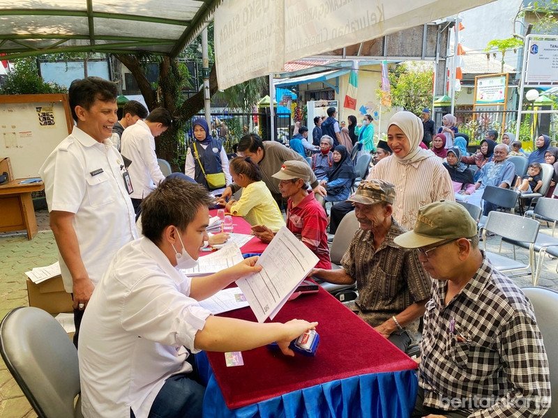 Lurah Cipete Utara, Supriyanto, menyerahkan secara simbolis Kartu Lansia Jakarta (KLJ) 2025 kepada penerima manfaat di halaman Kantor Kelurahan Cipete Utara, Kebayoran Baru, Jakarta Selatan, Rabu (27/8/2025). (Dok-Diskominfo Pemprov DKI KT)