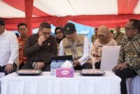 Petugas Dinas Sosial membantu warga mengajukan usulan bansos 2025. Biar bansos tepat sasaran, Perbaiki datamu sekarang agar bisa mendapatkan bansos. (Foto: Kemensos)
