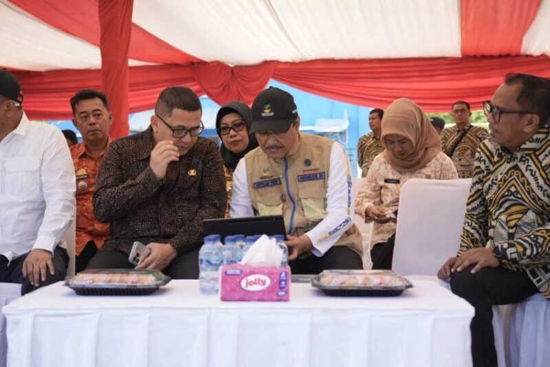Petugas Dinas Sosial membantu warga mengajukan usulan bansos 2025. Biar bansos tepat sasaran, Perbaiki datamu sekarang agar bisa mendapatkan bansos. (Foto: Kemensos)
