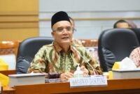 Ketua Komisi VIII DPR RI Marwan Dasopang menunjukkan surat ultimatum dari Otoritas Haji Arab Saudi. (Dok-DPR RI)