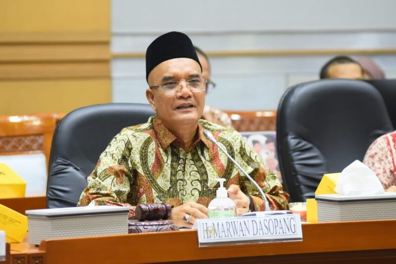 Ketua Komisi VIII DPR RI Marwan Dasopang menunjukkan surat ultimatum dari Otoritas Haji Arab Saudi. (Dok-DPR RI)