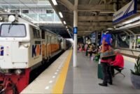 Petugas KAI Commuter berjaga di Stasiun Palmerah saat perjalanan Commuter Line Rangkasbitung–Tanah Abang dibatasi akibat aksi demonstrasi di Gedung DPR RI, Kamis (28/8/2025).(Dok-KAI)