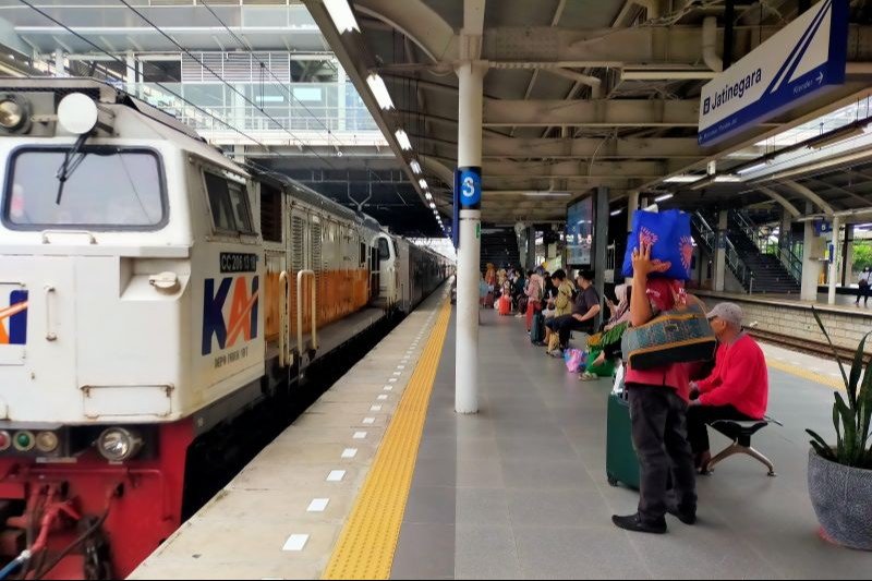 Petugas KAI Commuter berjaga di Stasiun Palmerah saat perjalanan Commuter Line Rangkasbitung–Tanah Abang dibatasi akibat aksi demonstrasi di Gedung DPR RI, Kamis (28/8/2025).(Dok-KAI)