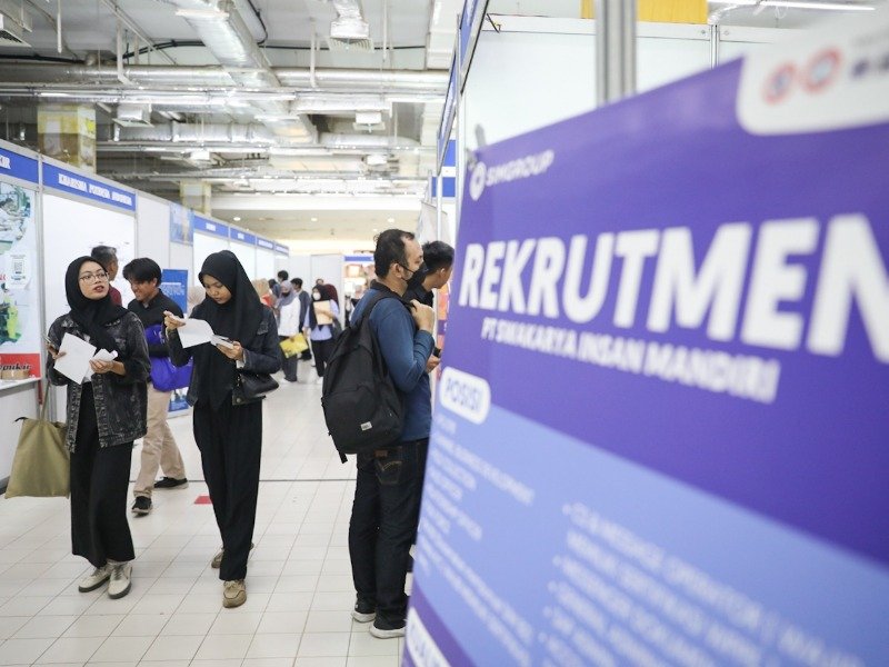 Warga Jakarta mencari pekerjaan di Job Fair di Tingkat Kecamatan