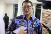 Petugas memeriksa kamera CCTV di kawasan Pejompongan yang rusak usai aksi unjuk rasa, Senin (25/8/2025). (Dok-Kominfo DKI JKT)