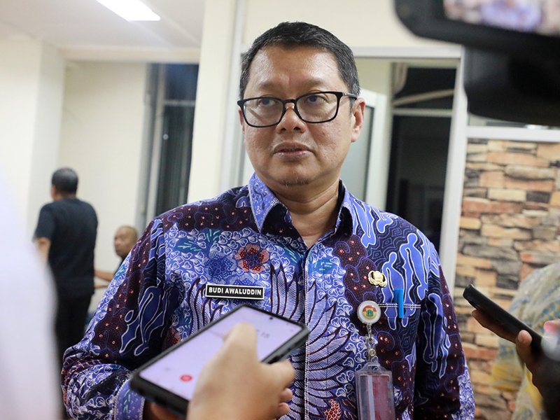 Petugas memeriksa kamera CCTV di kawasan Pejompongan yang rusak usai aksi unjuk rasa, Senin (25/8/2025). (Dok-Kominfo DKI JKT)