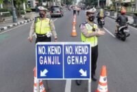 Petugas berjaga di titik pemeriksaan ganjil genap Jakarta untuk mengurai kepadatan lalu lintas. (Dok-Korlantas)