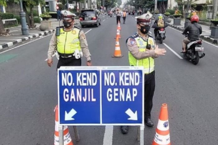 Petugas berjaga di titik pemeriksaan ganjil genap Jakarta untuk mengurai kepadatan lalu lintas. (Dok-Korlantas)