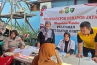 Polisi turun ke kampung, layani warga cek kesehatan dan bagi sembako. (Foto-san)
