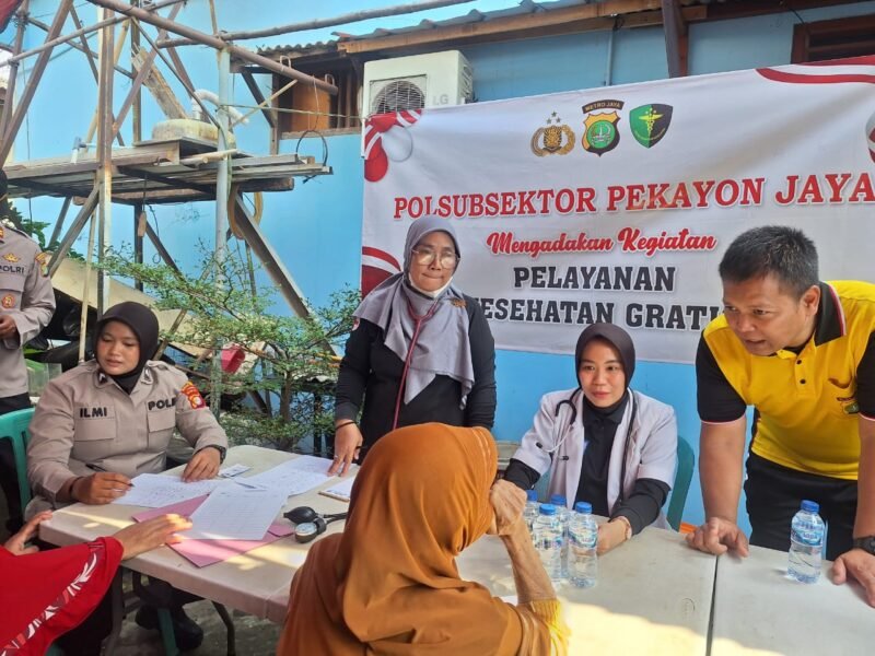 Polisi turun ke kampung, layani warga cek kesehatan dan bagi sembako. (Foto-san)
