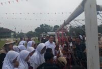 Wamen LHK Diaz Hendropriyono memberikan apresiasi kepada pemulung Bantar Gebang saat peringatan HUT RI ke-80 di Stadion Mini Sumur Batu, Bekasi. (Foto-San)