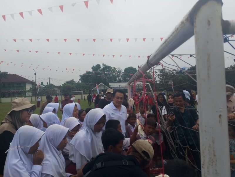 Wamen LHK Diaz Hendropriyono memberikan apresiasi kepada pemulung Bantar Gebang saat peringatan HUT RI ke-80 di Stadion Mini Sumur Batu, Bekasi. (Foto-San)