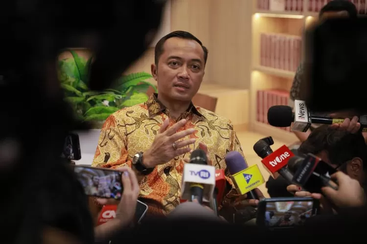 Mensesneg Prasetyo Hadi saat memberikan keterangan pers mengenai Upacara Kemerdekaan Indonesia di Istana Kepresidenan. (Instagram/kemensetneg.ri)