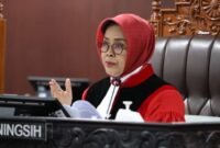 Hakim MK Enny Nurbaningsih membacakan putusan larangan wakil menteri rangkap jabatan dalam sidang di Gedung Mahkamah Konstitusi, Jakarta, Kamis (28/8/2025). (Dok-MK)