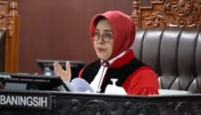 Hakim MK Enny Nurbaningsih membacakan putusan larangan wakil menteri rangkap jabatan dalam sidang di Gedung Mahkamah Konstitusi, Jakarta, Kamis (28/8/2025). (Dok-MK)