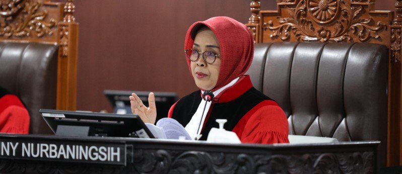 Hakim MK Enny Nurbaningsih membacakan putusan larangan wakil menteri rangkap jabatan dalam sidang di Gedung Mahkamah Konstitusi, Jakarta, Kamis (28/8/2025). (Dok-MK)