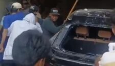 Kediaman anggota DPR RI Ahmad Sahroni di Tanjung Priok diserang massa. Mobil mewah rusak, kaca rumah hancur, dan barang-barang di dalam rumah dijarah. (Dok-Istimewa)