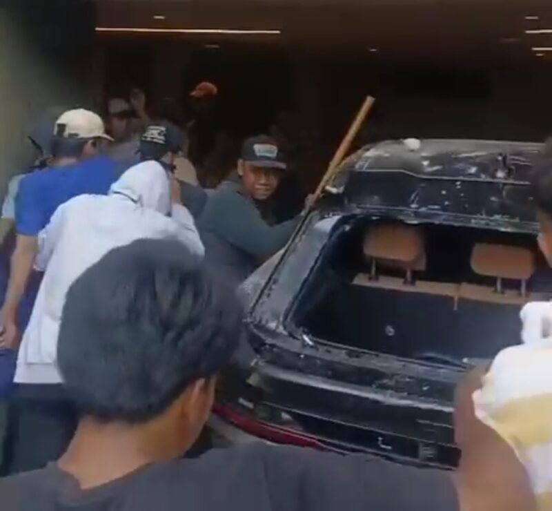 Kediaman anggota DPR RI Ahmad Sahroni di Tanjung Priok diserang massa. Mobil mewah rusak, kaca rumah hancur, dan barang-barang di dalam rumah dijarah. (Dok-Istimewa)