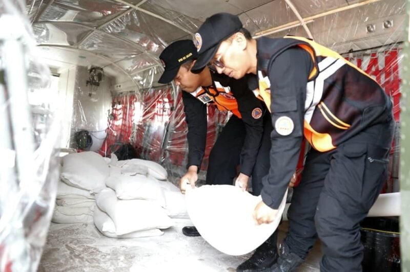 Petugas BPBD dan BMKG bekerja sama memantau kondisi atmosfer Jabodetabek untuk mitigasi risiko hujan lebat. (Dok-Istimewa)