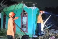 Musala Nurul Islam di Kampung Walahar, Bojongmangu, Bekasi roboh setelah diguncang gempa 4,7 magnitudo pada Rabu (20/8/2025) malam. (Foto-San)