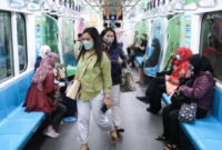 Masyarakat diajak menggunakan Transjakarta agar perjalanan lebih lancar selama pengerjaan pipa limbah. (Humas DKI Jakarta)