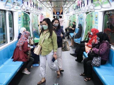 Masyarakat diajak menggunakan Transjakarta agar perjalanan lebih lancar selama pengerjaan pipa limbah. (Humas DKI Jakarta)